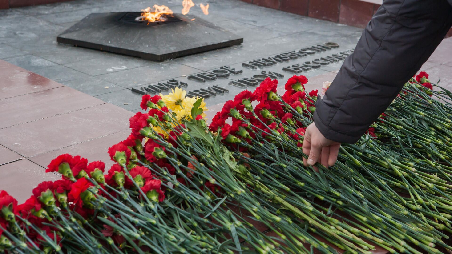 Люди возлагают цветы к Мемориальному комплексу  - РИА Новости, 1920, 24.07.2020