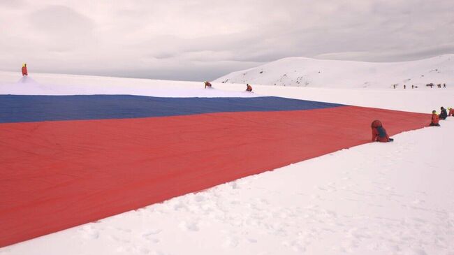 Самый большой российский флаг, развернутый в Антарктиде