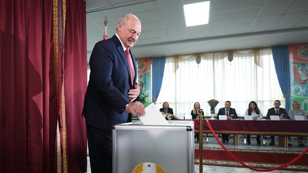 Президент Белоруссии Александр Лукашенко принимает участие в голосовании на выборах депутатов Палаты представителей Национального собрания  