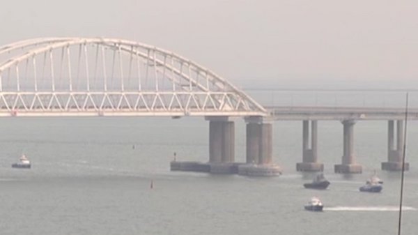 Опубликованы кадры прохода украинских катеров под Крымским мостом