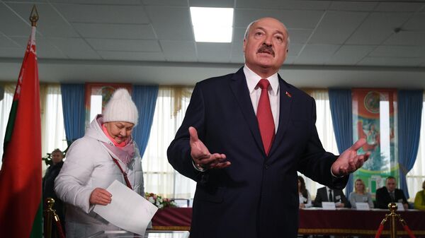 Президент Белоруссии Александр Лукашенко дает интервью после голосования на выборах депутатов Палаты представителей Национального собрания Белоруссии