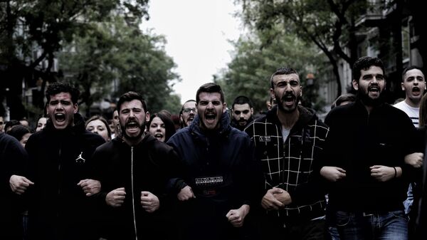 Участники акции протеста в Афинах, приуроченной к Дню Политехнио