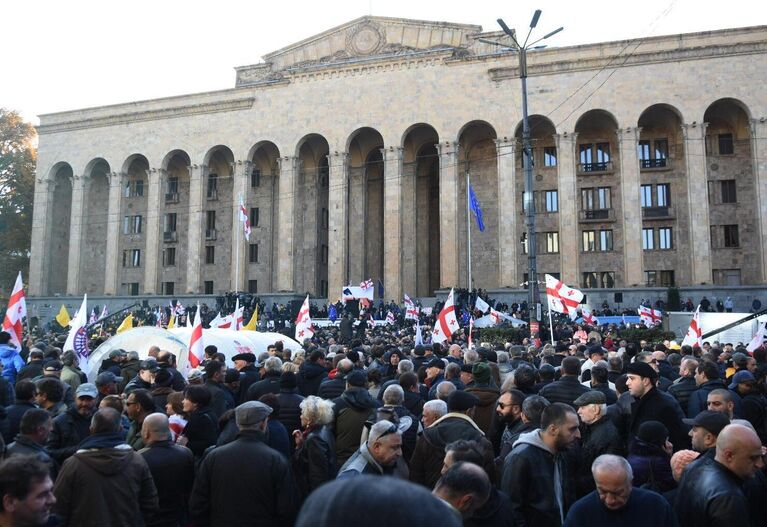 Участники акции протеста в Тбилиси против правящих властей.  17 ноября 2019