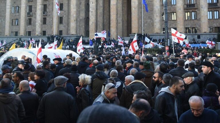 Участники акции протеста в Тбилиси против правящих властей.  17 ноября 2019