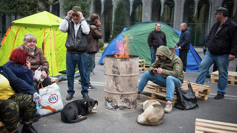 Участники акции протеста в Тбилиси против правящих властей. 15 ноября 2019