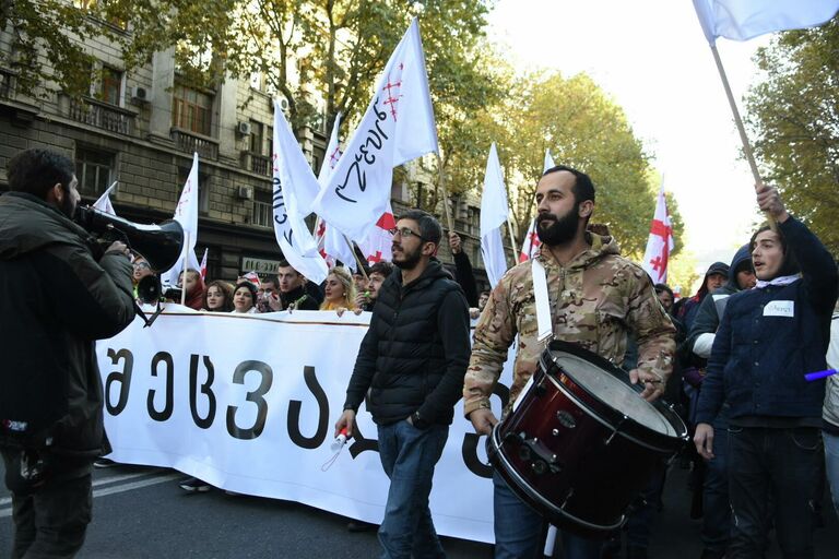 Участники акции протеста в Тбилиси против правящих властей. 17 ноября 2019