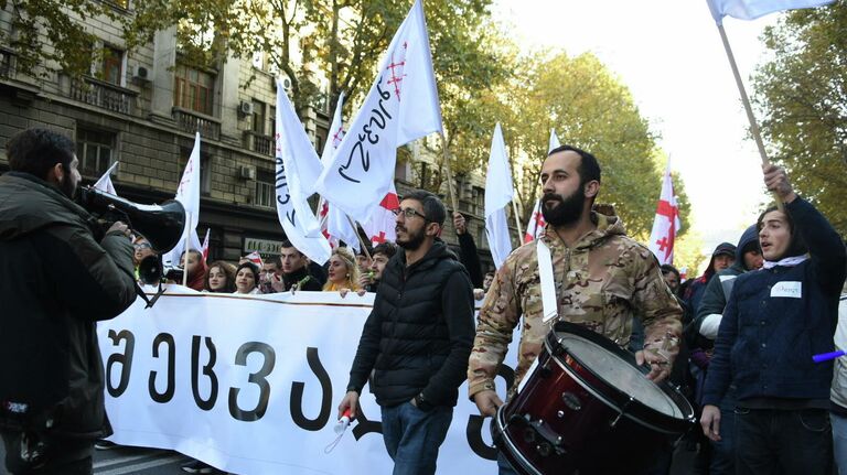 Участники акции протеста в Тбилиси против правящих властей. 17 ноября 2019