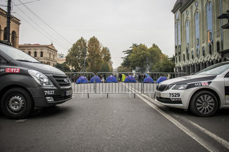 Палаточный лагерь возле парламента Грузии во время акции протеста в Тбилиси . 15 ноября 2019