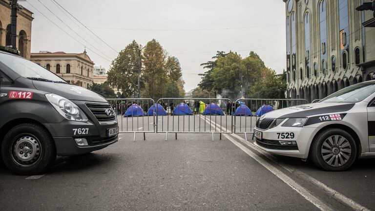 Палаточный лагерь возле парламента Грузии во время акции протеста в Тбилиси . 15 ноября 2019