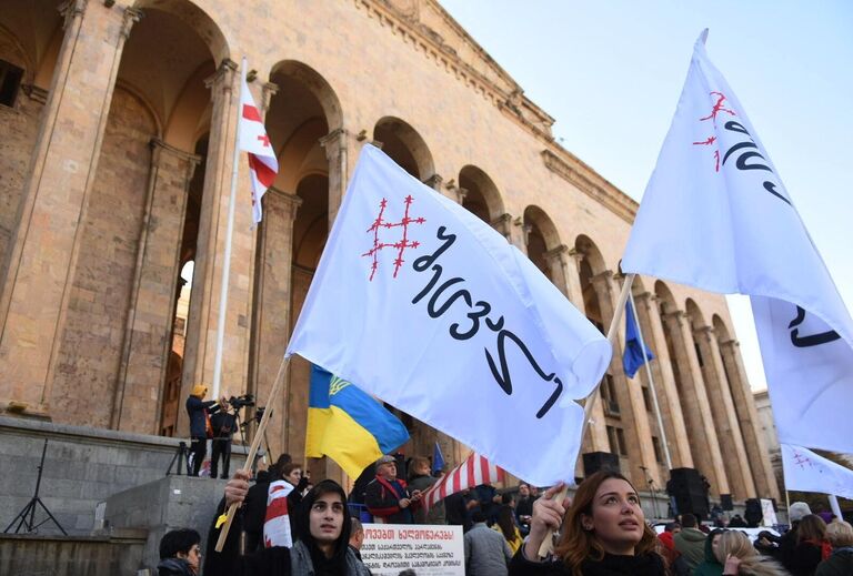 Участники акции протеста в Тбилиси против правящих властей. 17 ноября 2019