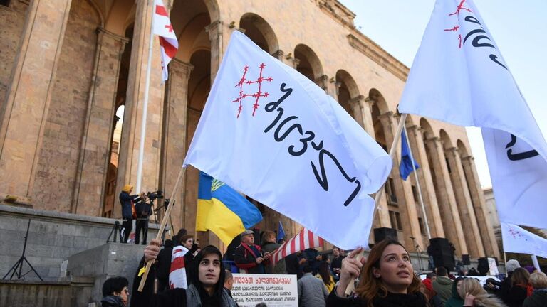 Участники акции протеста в Тбилиси против правящих властей. 17 ноября 2019