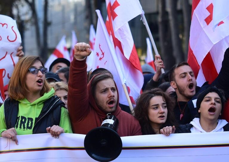 Участники акции протеста в Тбилиси против правящих властей. 17 ноября 2019