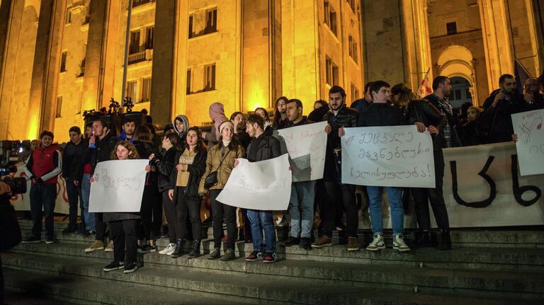 Участники акции протеста в Тбилиси против правящих властей. 14 ноября 2019