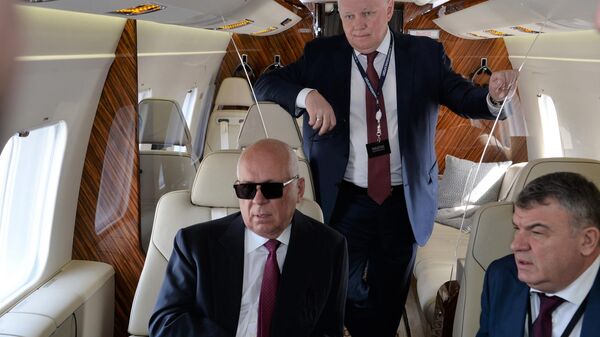 Сергей Чемезов, Александр Михеев и Анатолий Сердюков в салоне вертолета Ми-38 на международном авиасалоне Dubai Airshow 2019