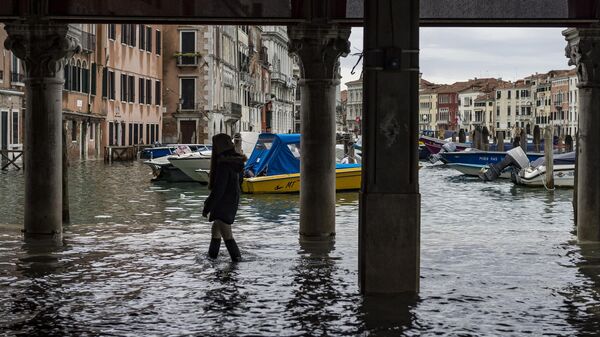 На одной из улиц в Венеции во время наводнения