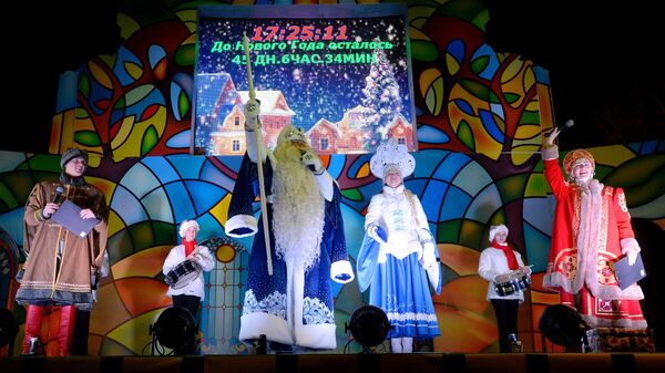 Выступление артистов на праздновании дня рождения Деда Мороза в музее-заповеднике Кузьминки-Люблино в Москве