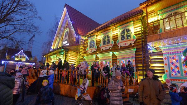 На праздновании дня рождения Деда Мороза в музее-заповеднике Кузьминки-Люблино в Москве