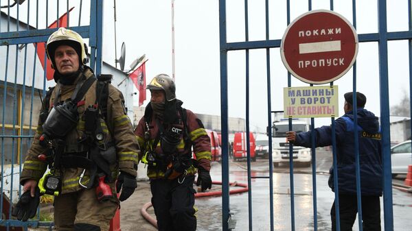 Сотрудники противопожарной службы МЧС РФ у склада с газовым оборудованием в Москве, где произошел пожар. 18 ноября 2019