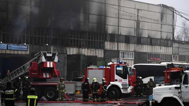 Склад с газовым оборудованием загорелся в Москве. 18 ноября 2019