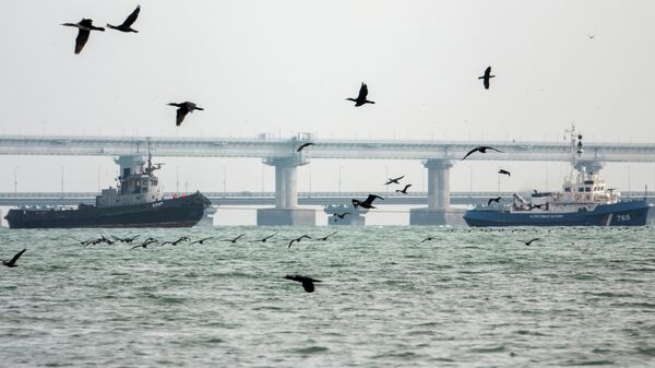 Буксировка задержанных украинских катеров и буксира из порта Керчи