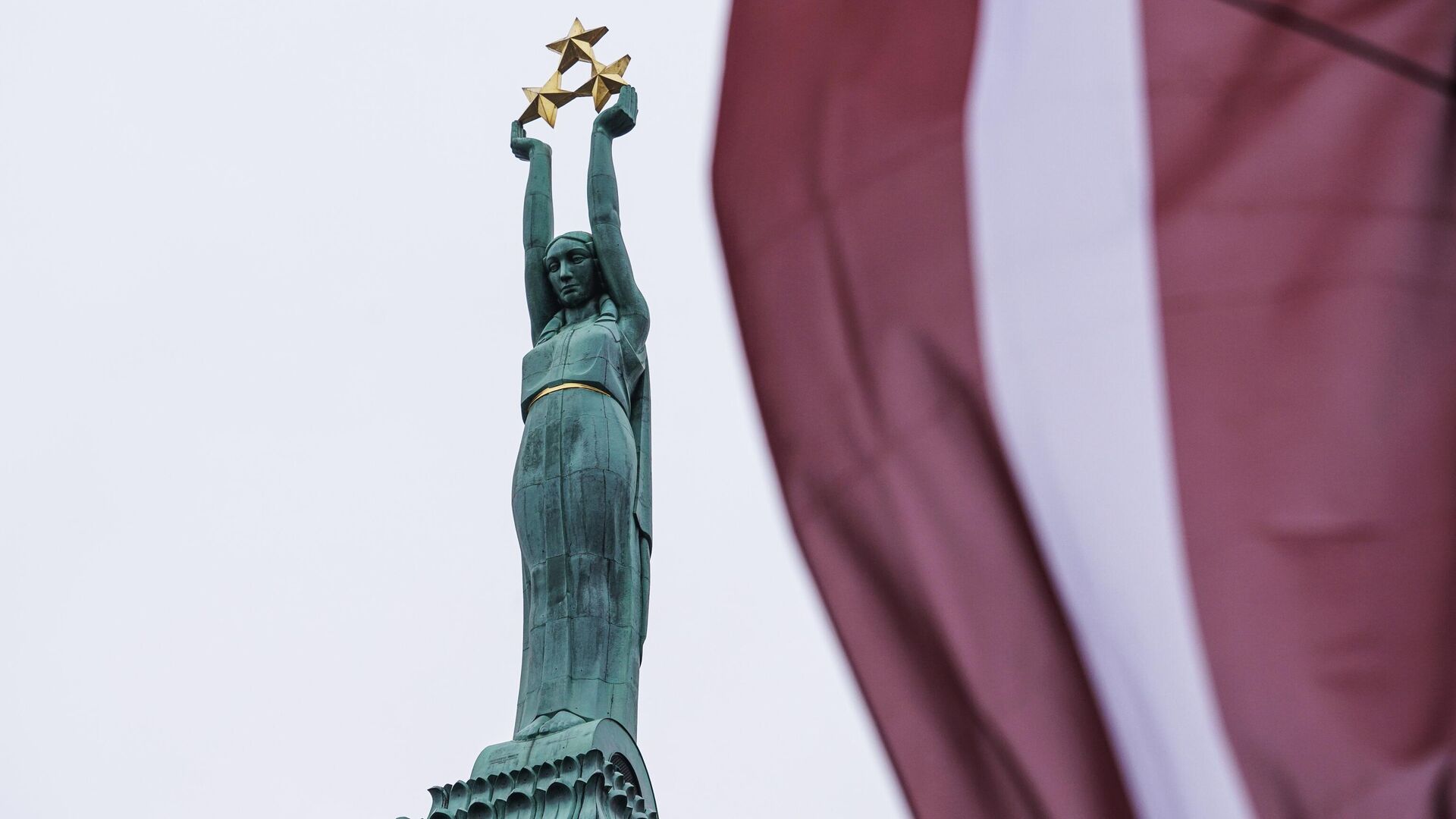 Флаг Латвии и памятник Свободы в Риге  - РИА Новости, 1920, 22.08.2023