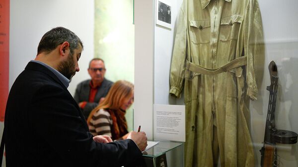 Посетители осматривают экспонаты в Государственном центральном музее современной истории России
