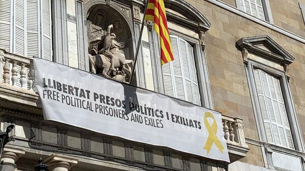 Здание женералитета с лозунгом в поддержку каталонских политиков, оказавшихся на скамье подсудимых в связи с проведением незаконного референдума о независимости