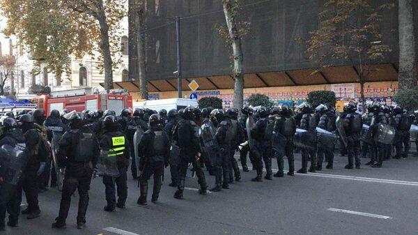 Спецназ в Тбилиси движется к заблокированному зданию парламенту и оттесняет протестующих