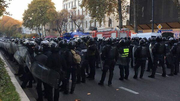 Спецназ в Тбилиси движется к заблокированному зданию парламенту и оттесняет протестующих