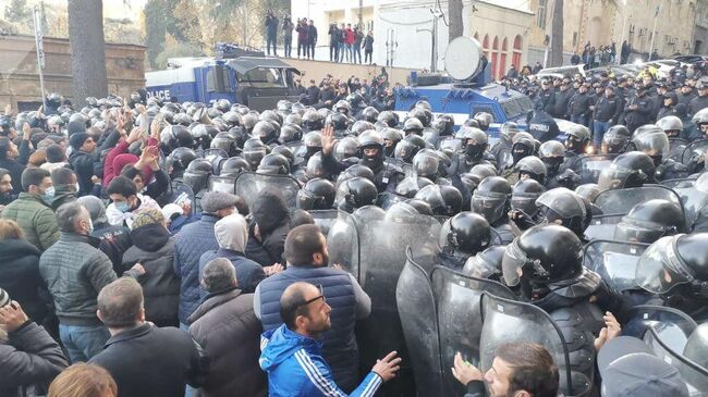 В центре Тбилиси силы спецназа начали разгон митинга. 18 ноября 2019