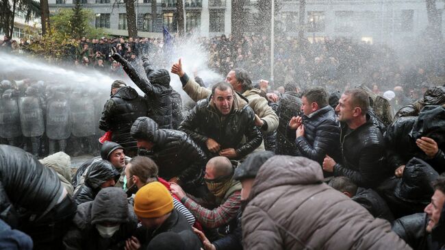 В центре Тбилиси силы спецназа начали разгон митинга. 18 ноября 2019