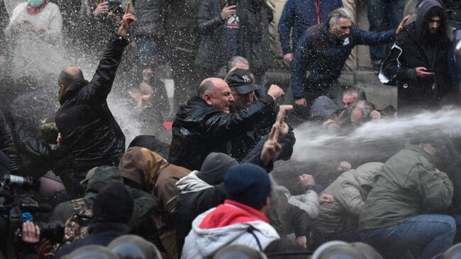 Разгон митинга в Тбилиси