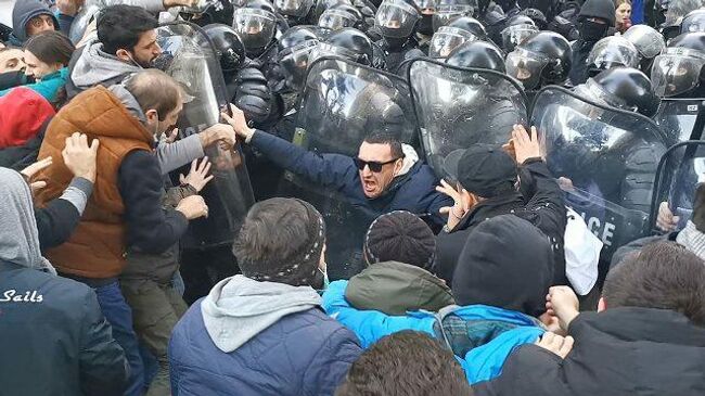 Столкновения протестующих с полицией в Тбилиси