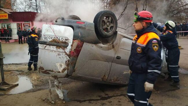 Автомобиль, стоявший на парковке, провалился под землю в Пензе