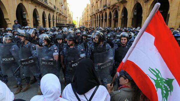 Сотрудники полиции во время акции протеста в Бейруте