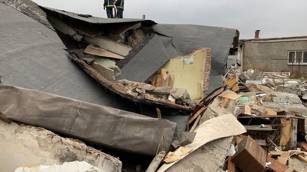 Обрушенный дом в результате взрыва бытового газа в поселке Пробуждение города Энгельса