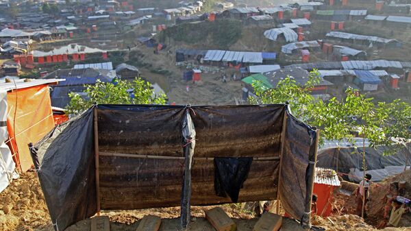Туалет на холме в лагере рохинджа Балухали в Бангладеш