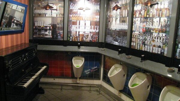 Общественный туалет на станции метро рядом с Венской оперой