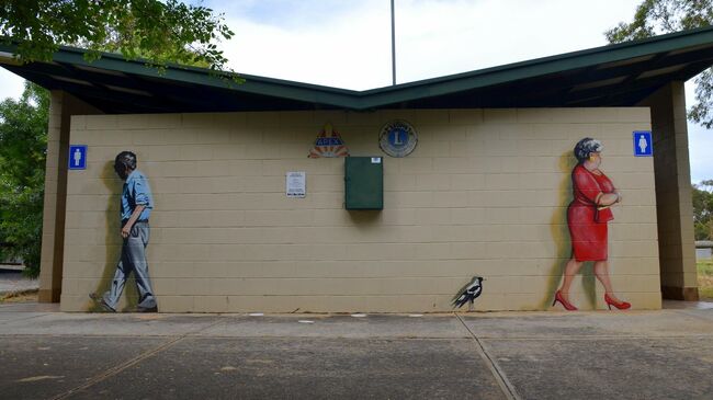 Общественный туалет с граффити в Австралии