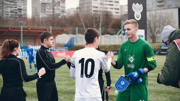 Никита Яворский (справа) перед матчем Юношеской футбольной лиги.