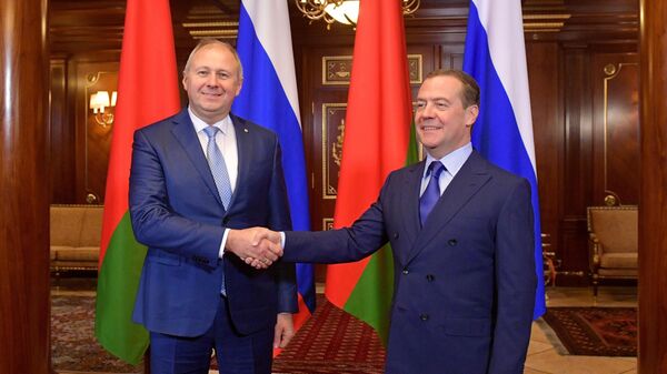 Председатель правительства РФ Дмитрий Медведев и премьер-министр Белоруссии Сергей Румас во время встречи