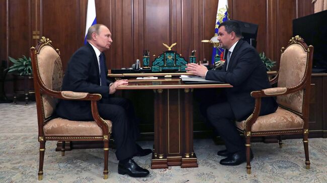 Владимир Путин и заместитель председателя правительства РФ Максим Акимов во время встречи
