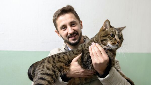 Михаил Галин с котом Виктором