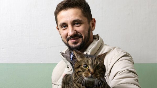 Михаил Галин с котом Виктором