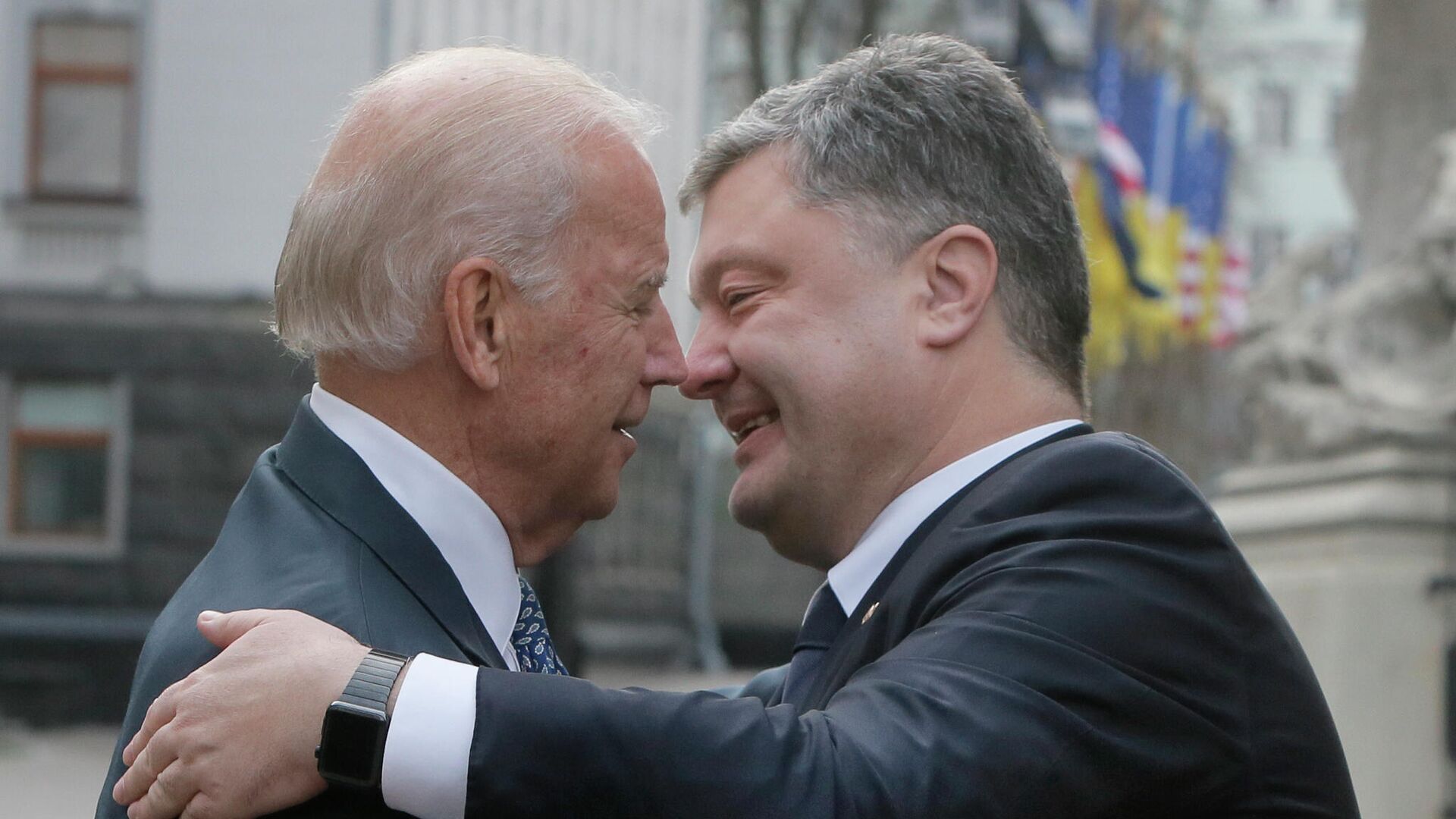 Президент Украины Петр Порошенко и вице-президент США Джо Байден во время встречи в Киеве, 7 декабря 2015 года - РИА Новости, 1920, 16.09.2020