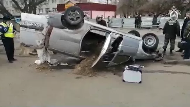 СК опубликовал видео с места падения автомобиля в яму с кипятком в Пензе