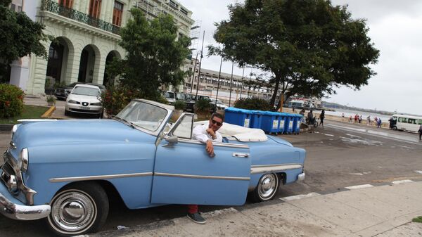 Ретро-автомобиль на улице Гаваны.