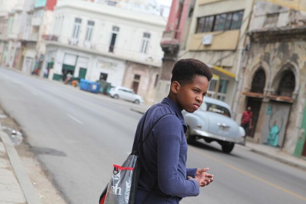 Молодой человек на улице Гаваны.