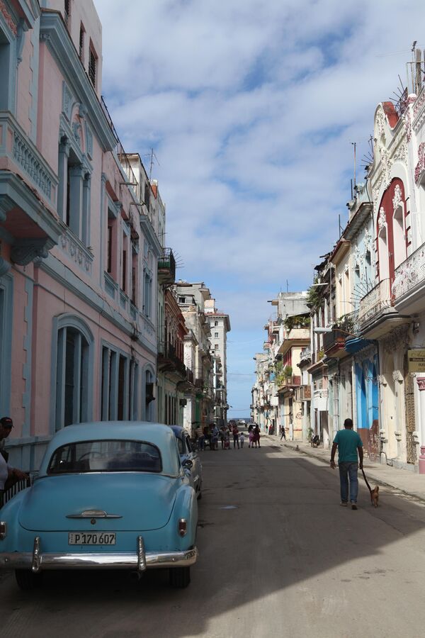 Солнце и яркое небо украшают Гавану, она становится похожа на привычный город-мечты с открыток и постеров. Как на этой фотографии.