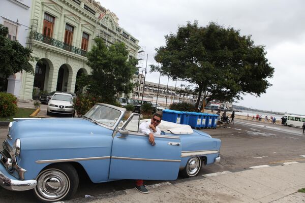 Ретро-автомобиль на улице Гаваны. 